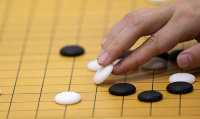 Kimi实战：我是一名围棋老师，想制作一套针对成年人的围棋教程，从入门到入段的全套，请给我规则一套教学大纲